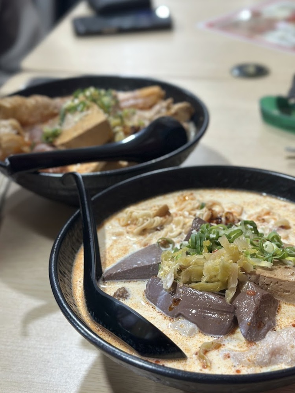麻辣臭豆腐是把生臭豆腐放進麻辣湯底或滷汁裡，長時間燉煮後，豆腐慢慢把湯汁吸進去。
