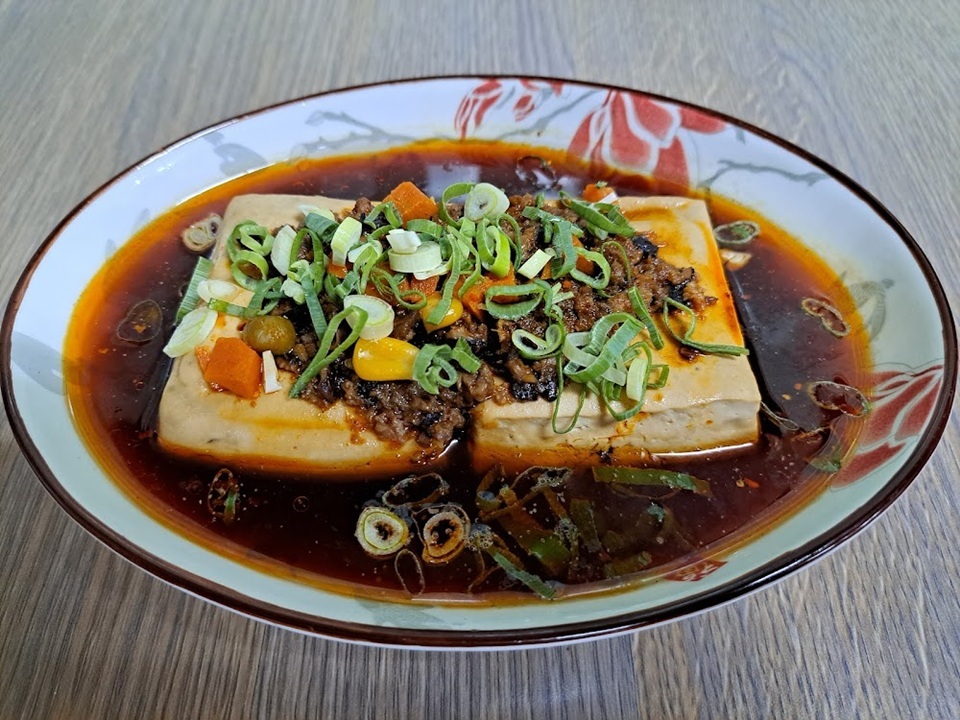 清蒸臭豆腐蒸熟後質地比炸版更嫩，發酵帶出的風味完整保留，通常只佐薑末與醬油。