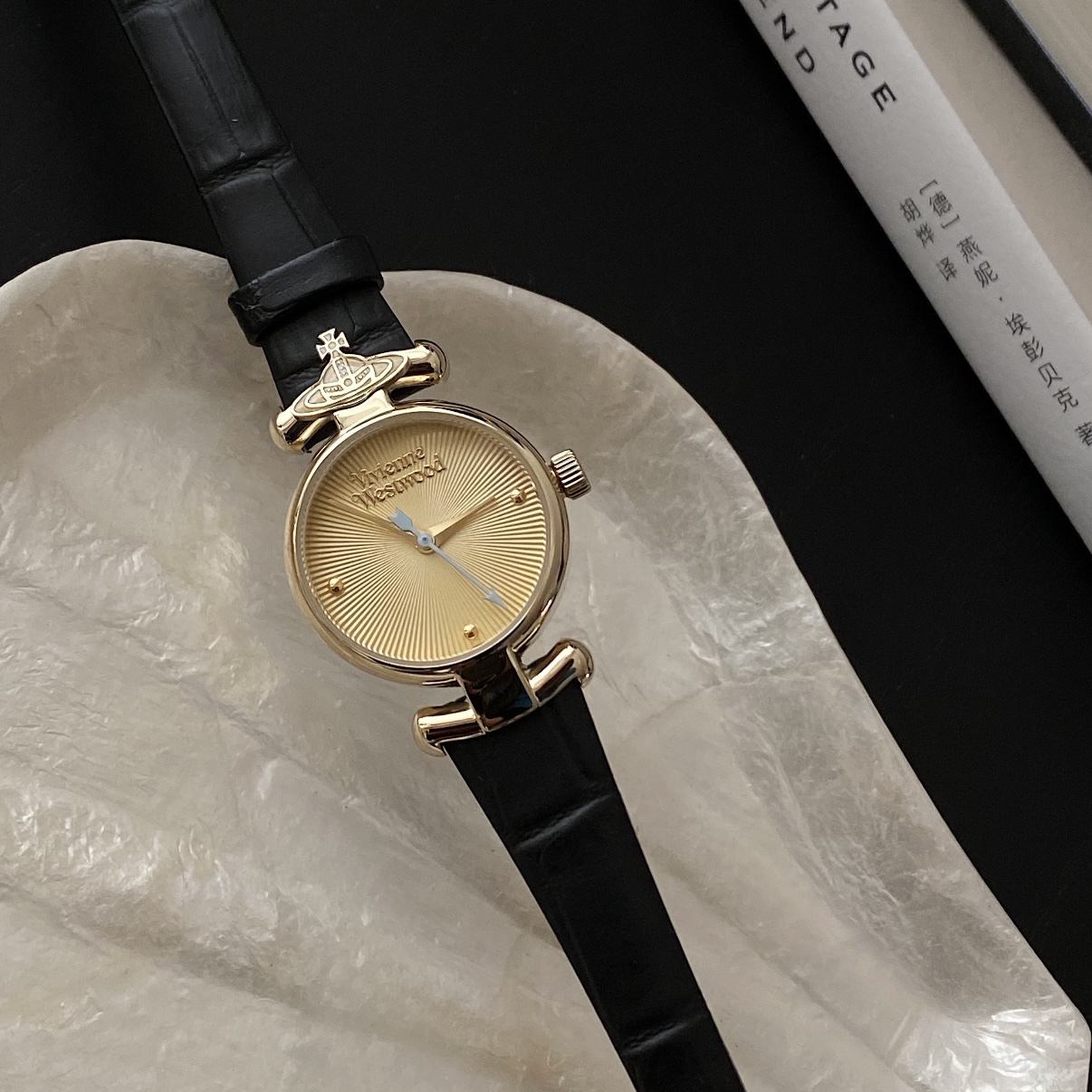 （預購）英國Vivienne Westwood 真皮荔枝紋石英LOGO錶🪐