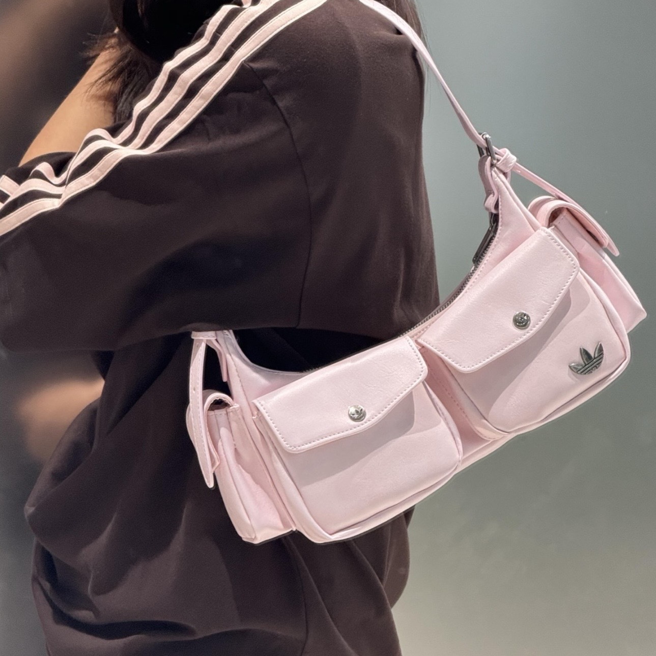 ADIDAS ORIGINALS CLASSIC SPORT 櫻花粉 機車包 單肩包 愛迪達 KW4749