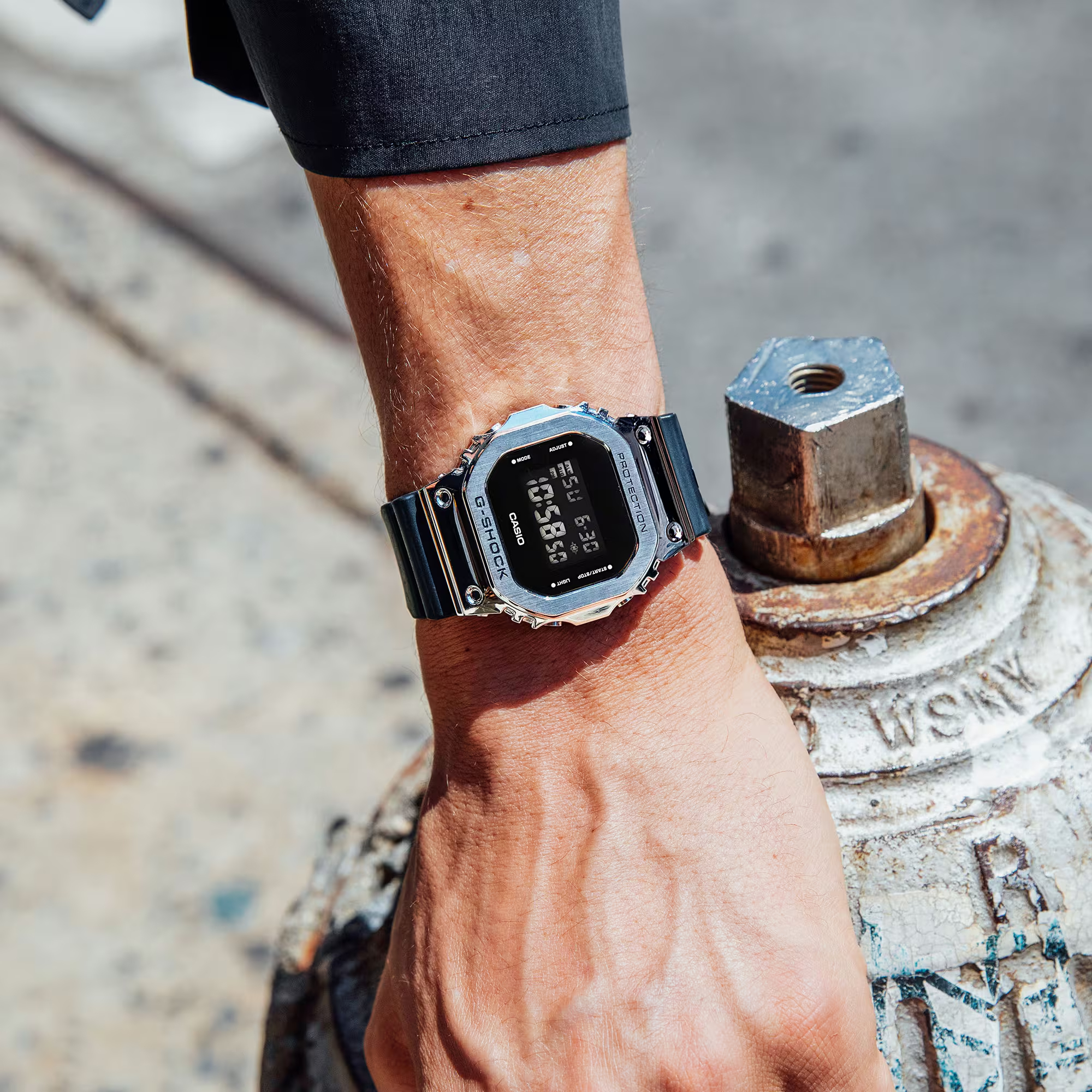 【CASIO 卡西歐】 G-SHOCK 時尚銀 自動日曆 LED光 耐衝擊  高防水 電子錶 矽膠錶帶 不鏽鋼殼 手錶 GM-5600U-1