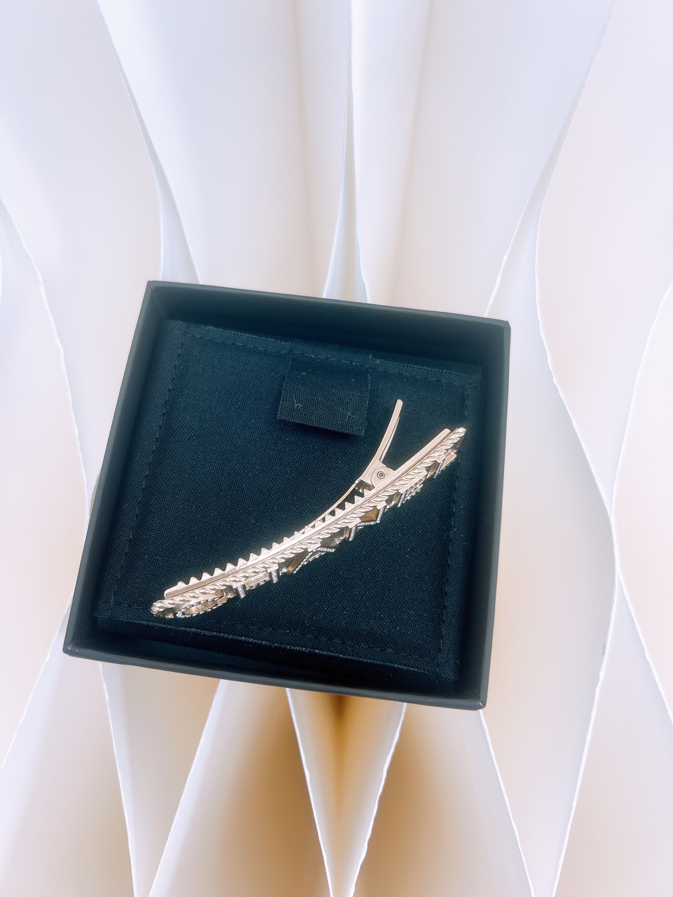 Chanel 22c hair clip light gold