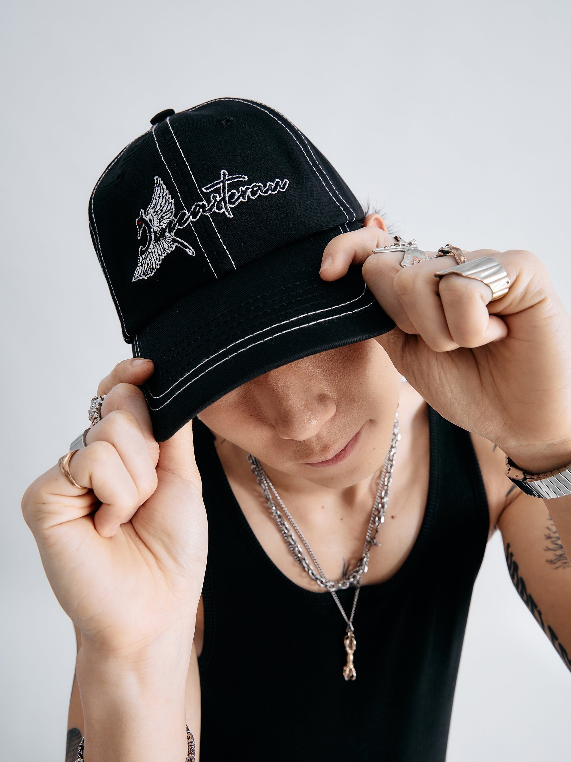 JINEASTERNAU Golden Crane Hat - White Stitching