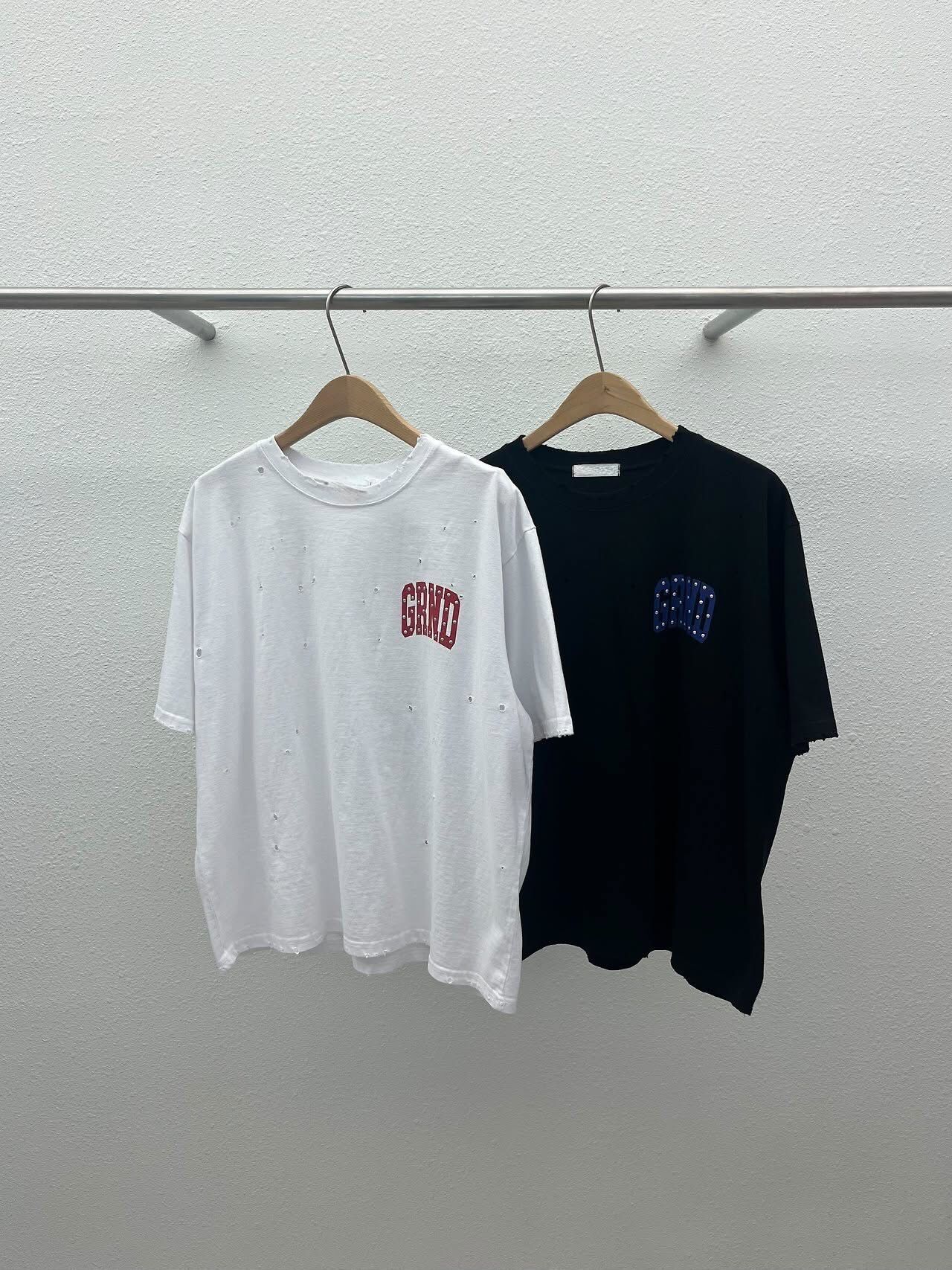 破洞英文字短袖Tee TAC-A-022T