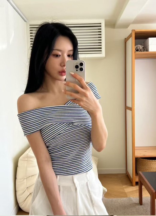 橫條交錯露肩上衣