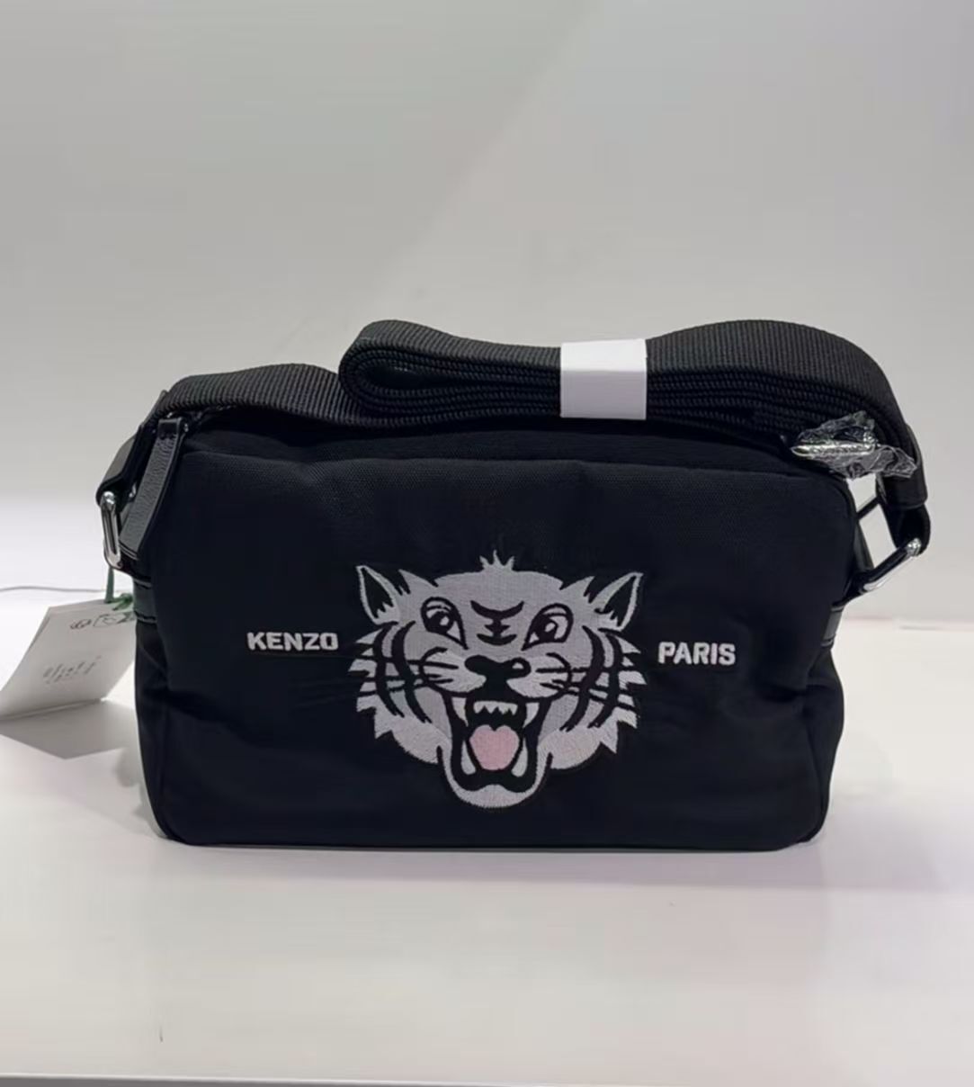 【預購】Kenzo H051801 老虎圖案斜孭袋（黑色）