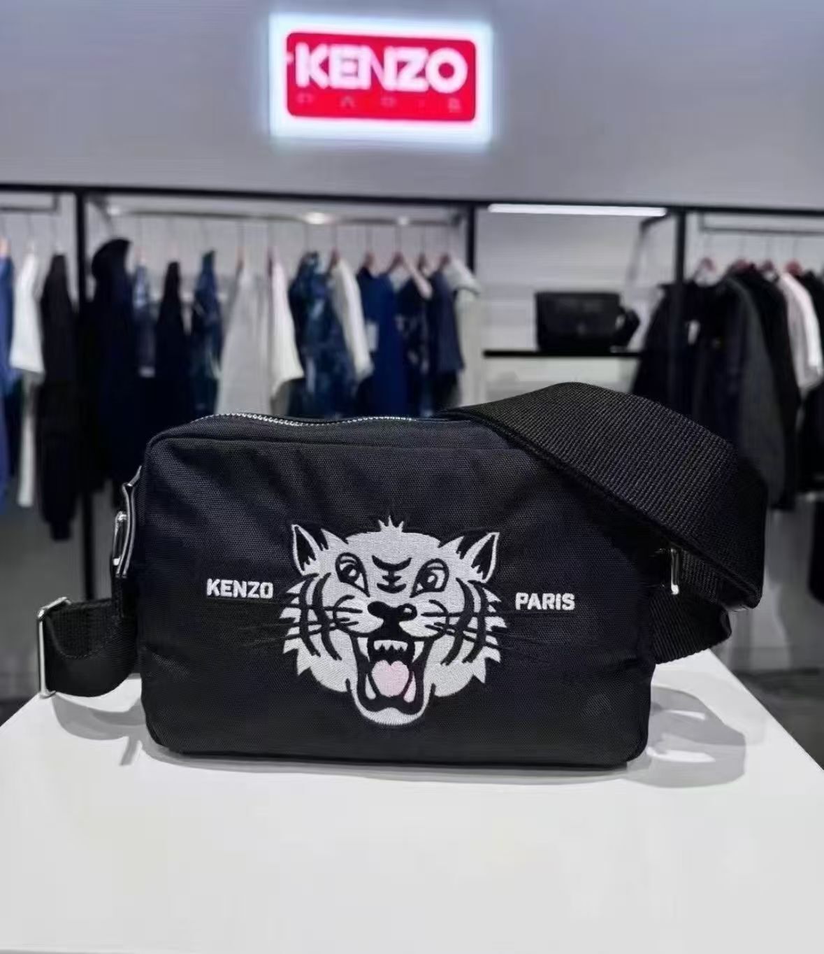 【預購】Kenzo H051801 老虎圖案斜孭袋（黑色）