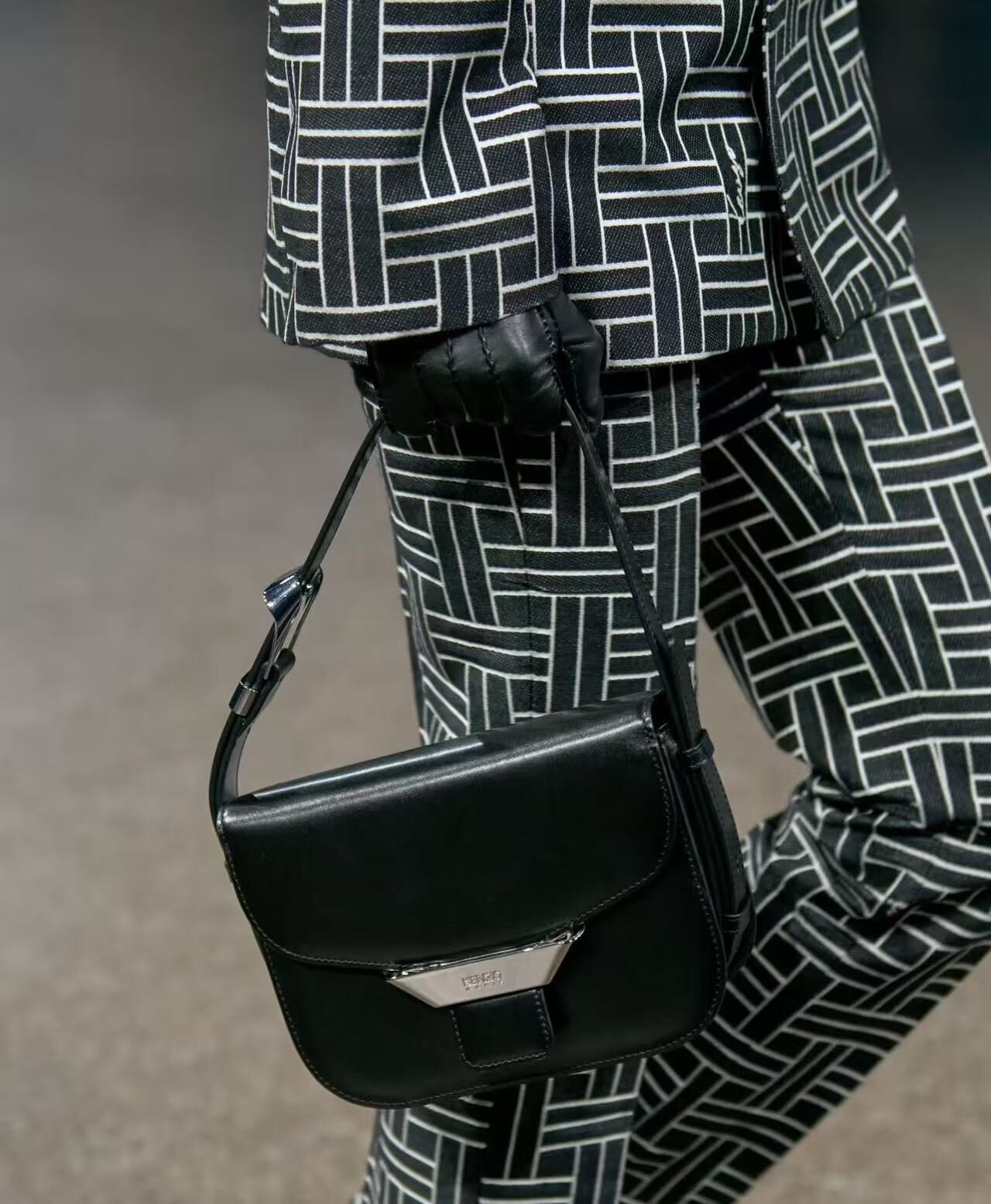 【預購】Kenzo H051804 腋下包（黑色）