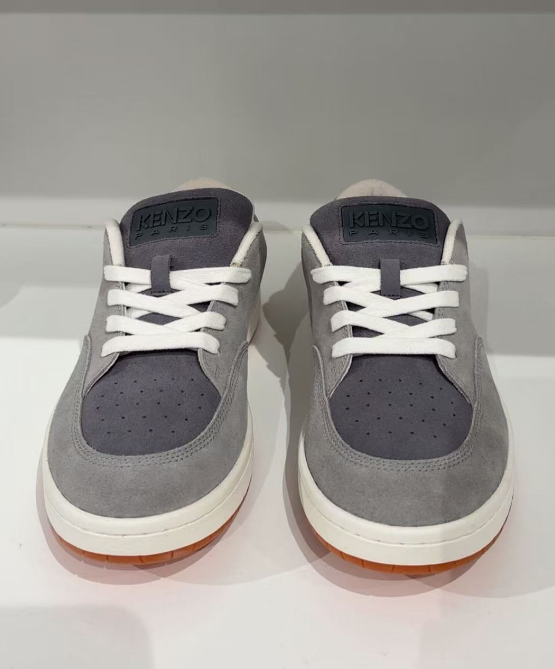 【預購】Kenzo H051813 男女款皮面拼接麂皮休閒鞋（淺灰色）
