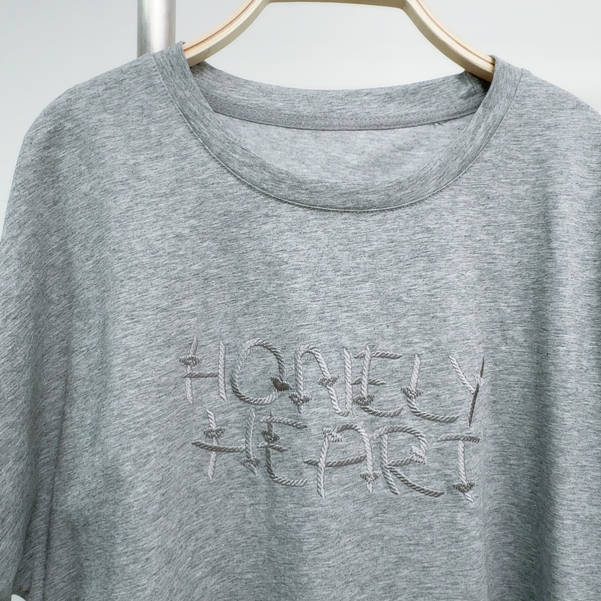 【預訂】刺繡字母小蝙蝠摺袖棉TOP (A35-A38)