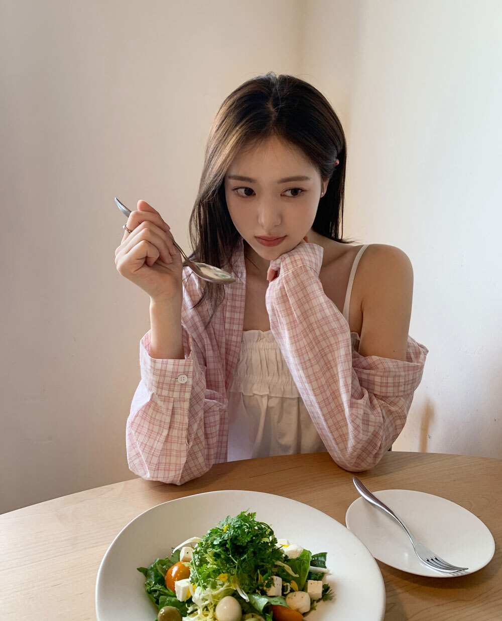 韓國Cherrykoko授權 柔和亮膚透粉格紋弧擺休閒襯衫