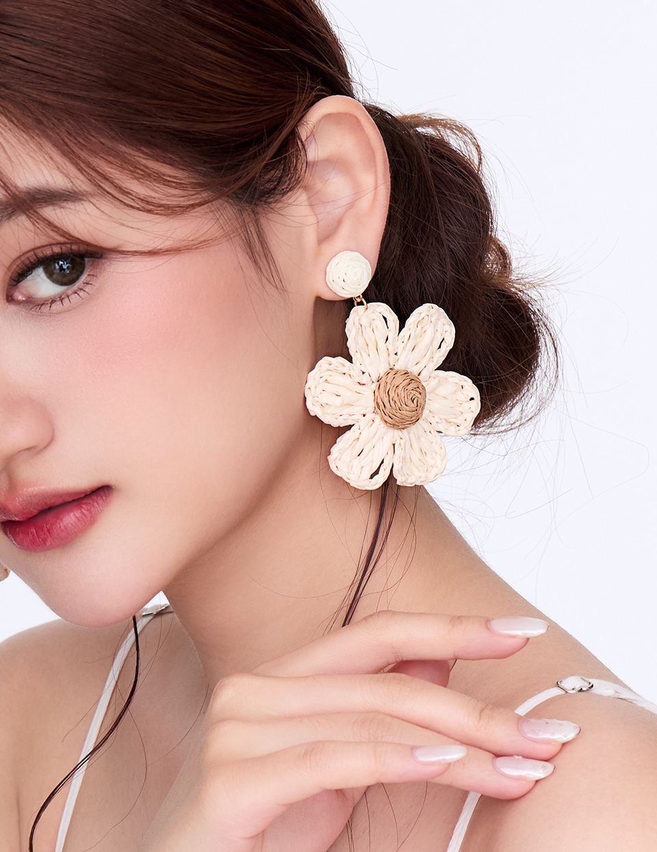 草織米白花朵。針式耳環