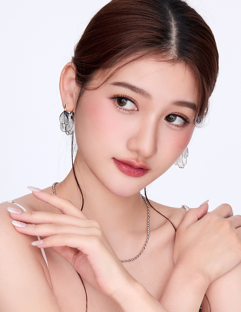 亮面貝片花朵。夾式耳環