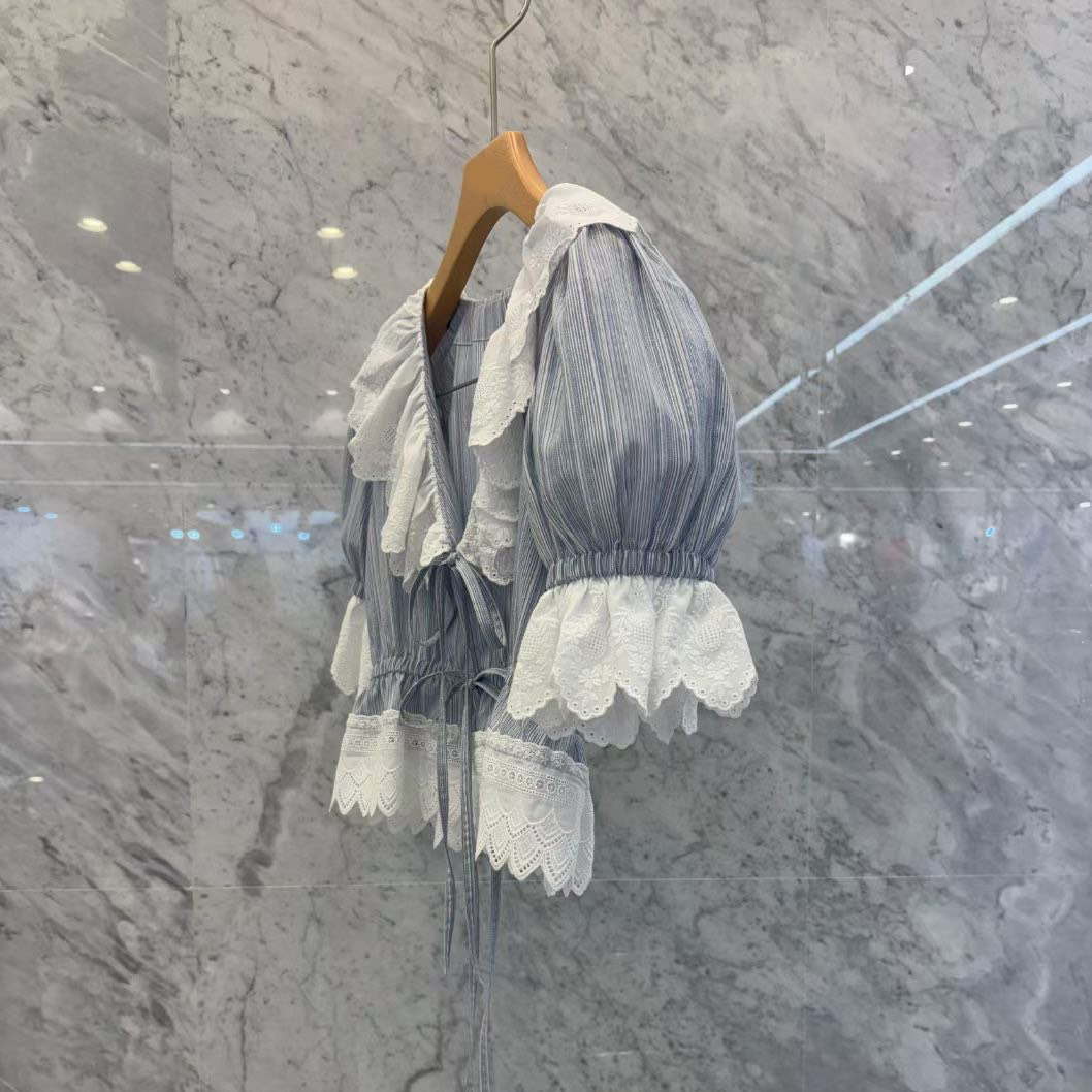 配色布蕾絲滾邊V領澎澎袖綁帶上衣