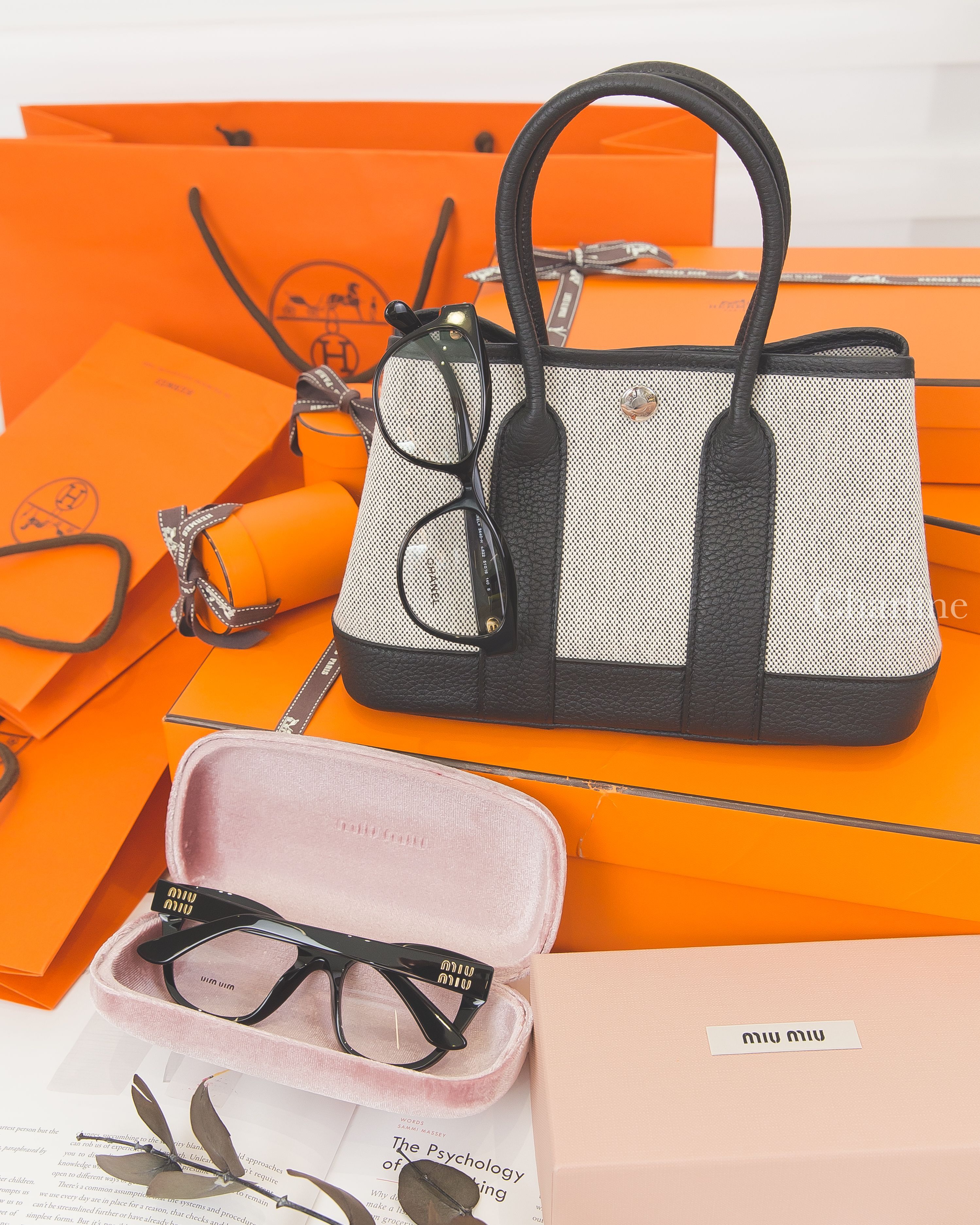 Miu Miu 黑色貓眼形狀側邊金色字母平光眼鏡,Chanel 黑色蝴蝶形側邊金CC/珍珠平光眼鏡,Hermès Neo Garden Party 米灰色帆布拼黑色迷你皮革手提包-Charline Boutique 精品代購