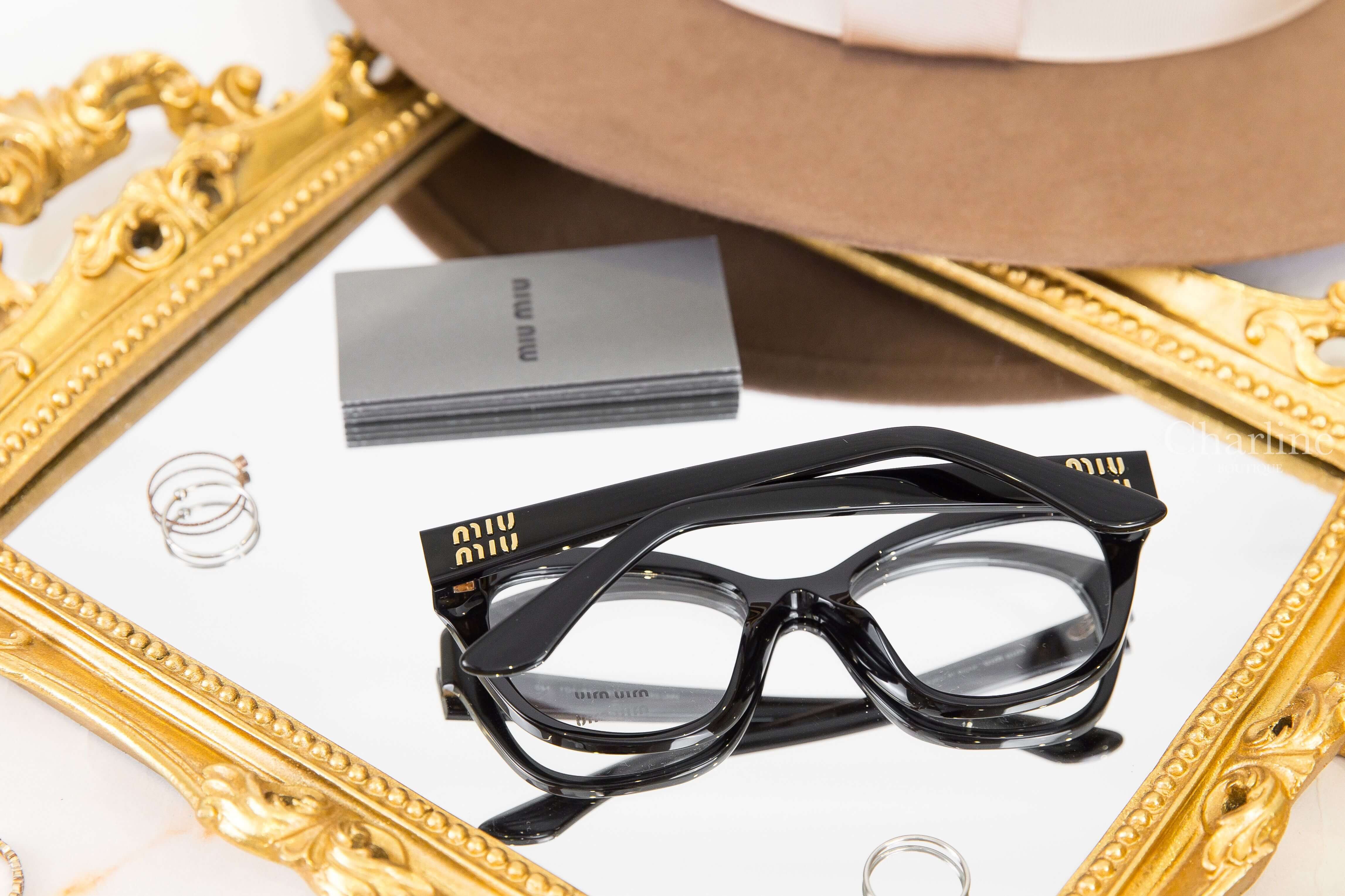 Miu Miu Glasses 黑色貓眼形狀側邊金色字母平光眼鏡-Charline Boutique 精品代購