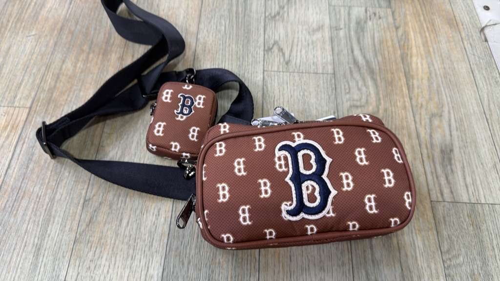 ZX014 MLB 啡色滿版B logo單肩相機包連小包 18x10cm
