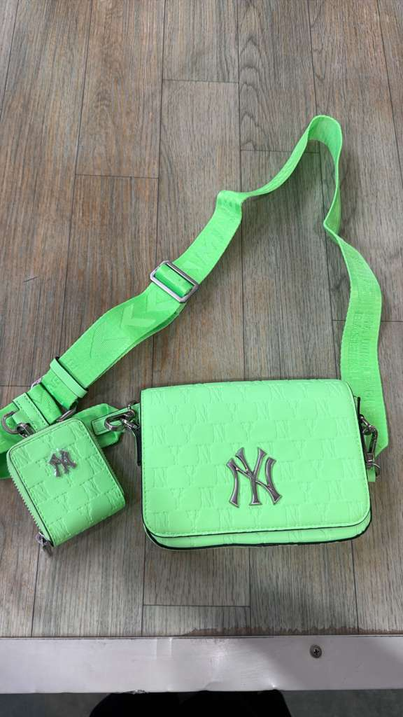 ZX015 MLB 綠色暗花NY logo CROSSBODY BAG連小包 18x12cm