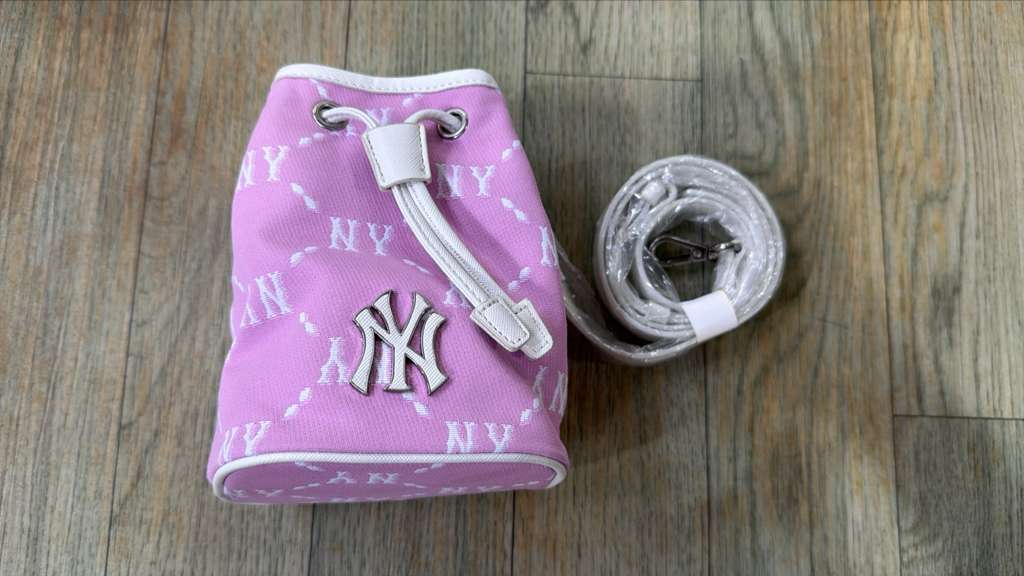 ZX016 MLB 粉拼白色滿版NY logo水桶包 16x12cm
