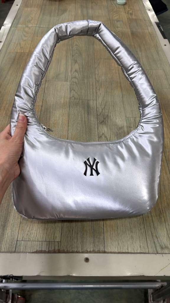 ZX019 MLB 銀色NY logo單肩半月單肩包 32x16cm