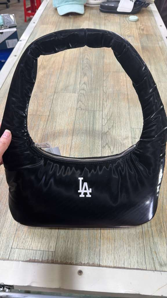 ZX020 MLB 黑色亮面LA logo單肩半月單肩包 32x16cm