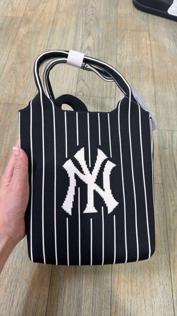 ZX023 MLB 黑色間線NY logo手挽包 19x20cm