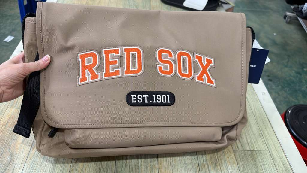 ZX025 MLB 奶茶啡色RED SOX郵差包 40x27cm