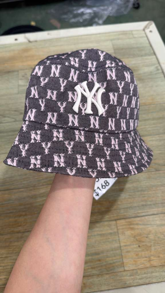 ZX105 MLB 黑灰拼粉色滿版NY logo漁夫帽