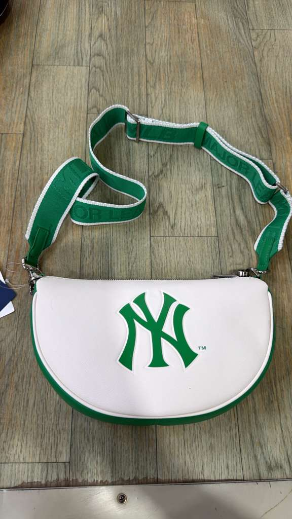 ZX029 MLB 白拼綠色NY logo半月斜挎包 25x20cm