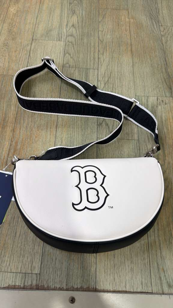 ZX030 MLB 黑拼白色B logo半月斜挎包 25x20cm