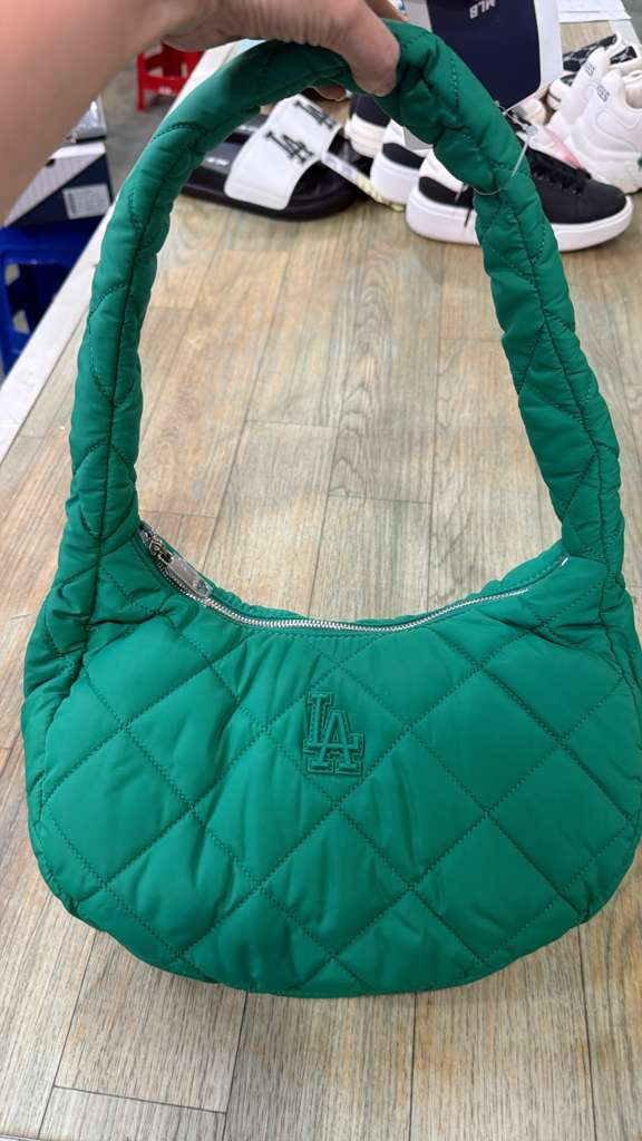 ZX036 MLB 綠色LA logo 菱格壓線半月枕頭包 29x27cm