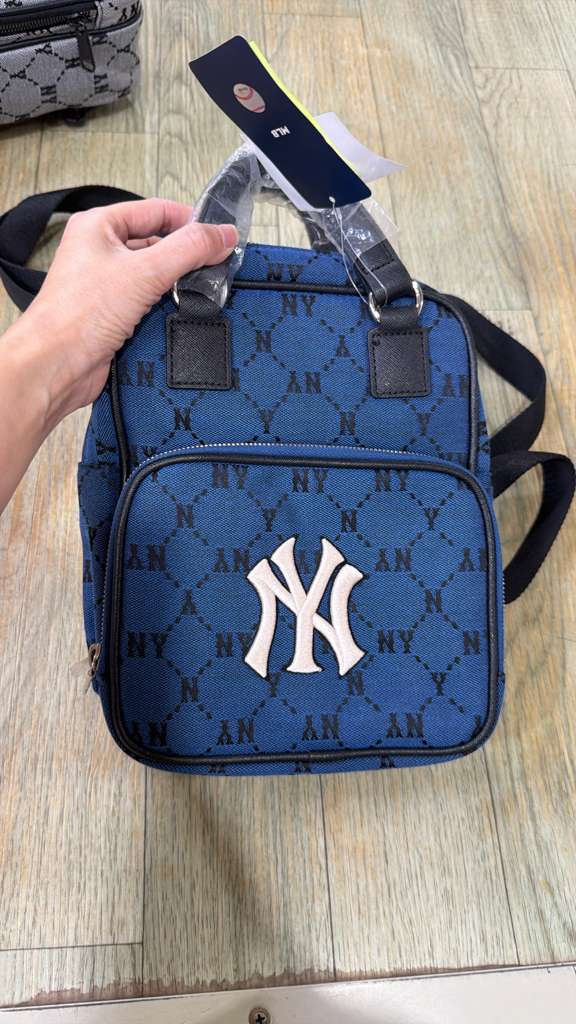ZX040 MLB 藍拼黑色滿版NY logo斜挎復古郵差包 23x19cm