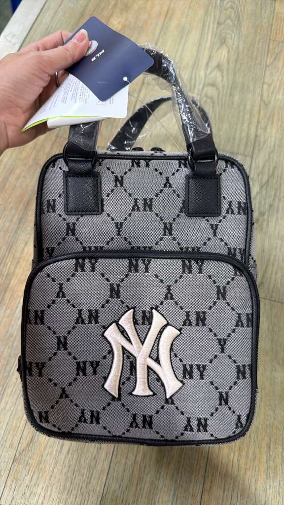 ZX041 MLB 黑拼灰色滿版NY logo斜挎復古郵差包 23x19cm