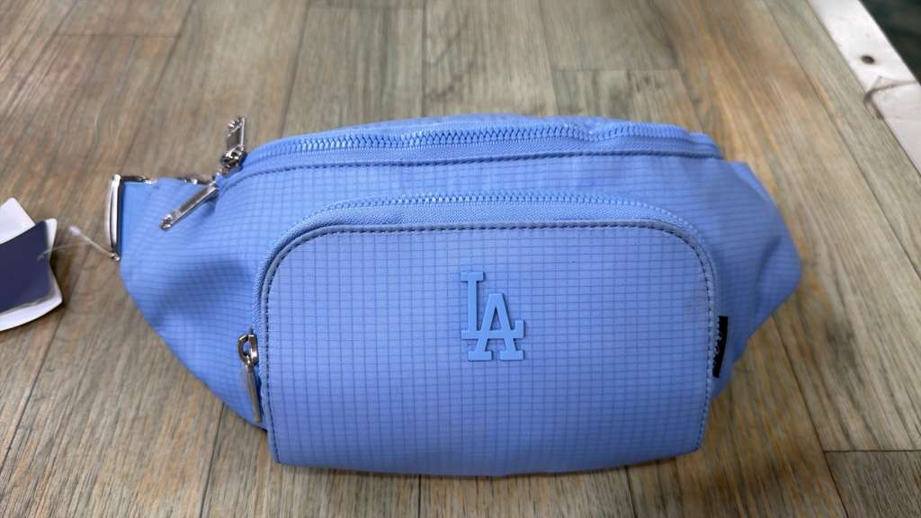 ZX042 MLB 天藍色格仔LA logo腰包 21x13cm