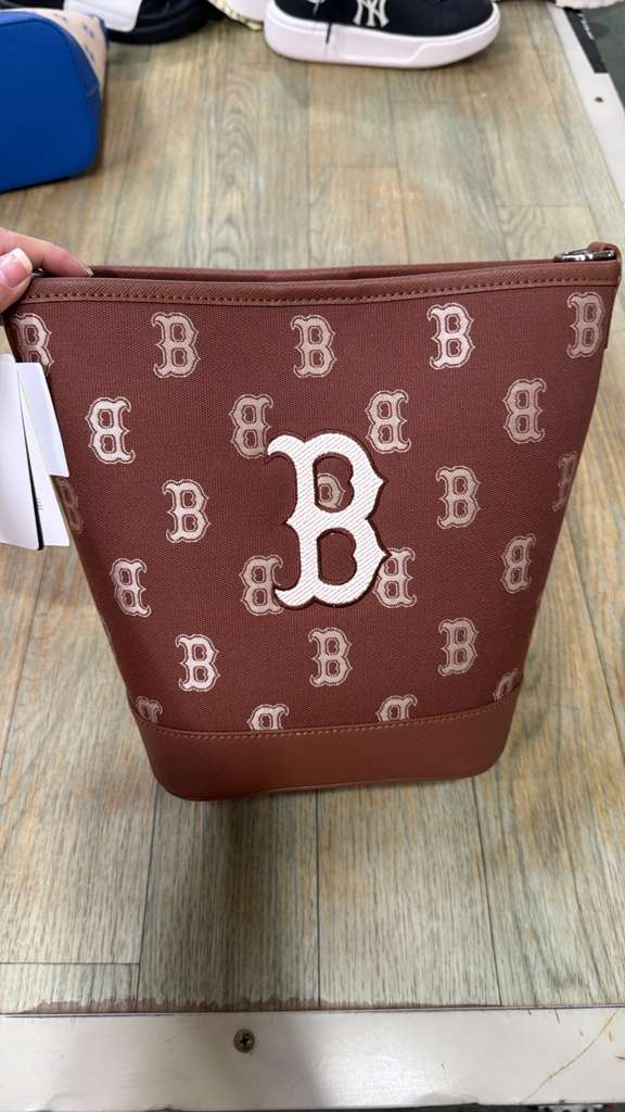 ZX045 MLB 栗子啡色滿版B logo菜籃子包 27x23cm