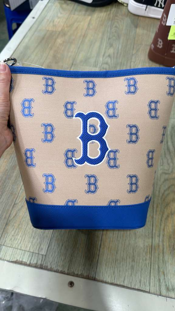 ZX046 MLB 藍撞杏色滿版B logo菜籃子包 27x23cm