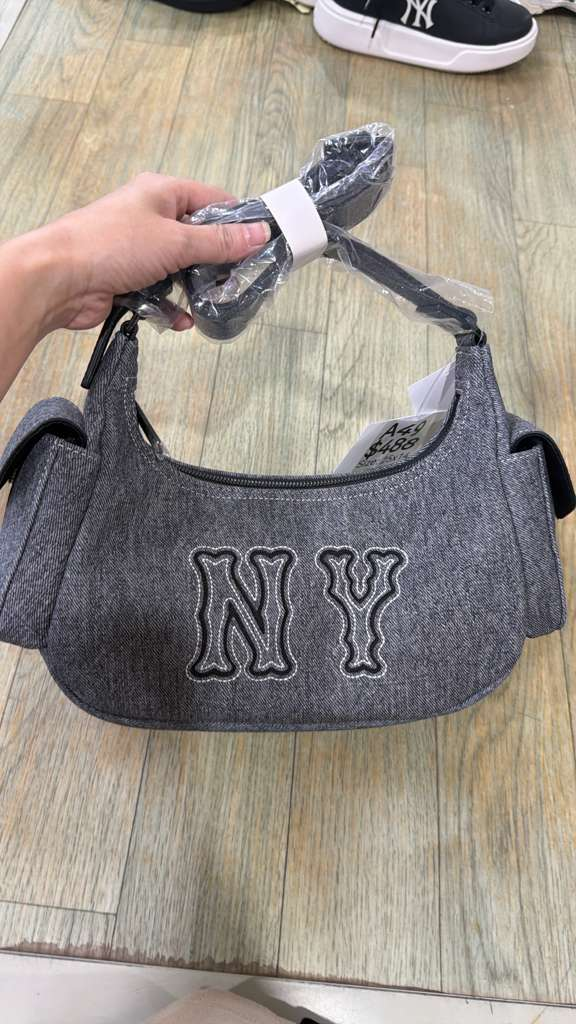 ZX049 MLB 牛仔黑色NY logo半月單肩包 25x14cm