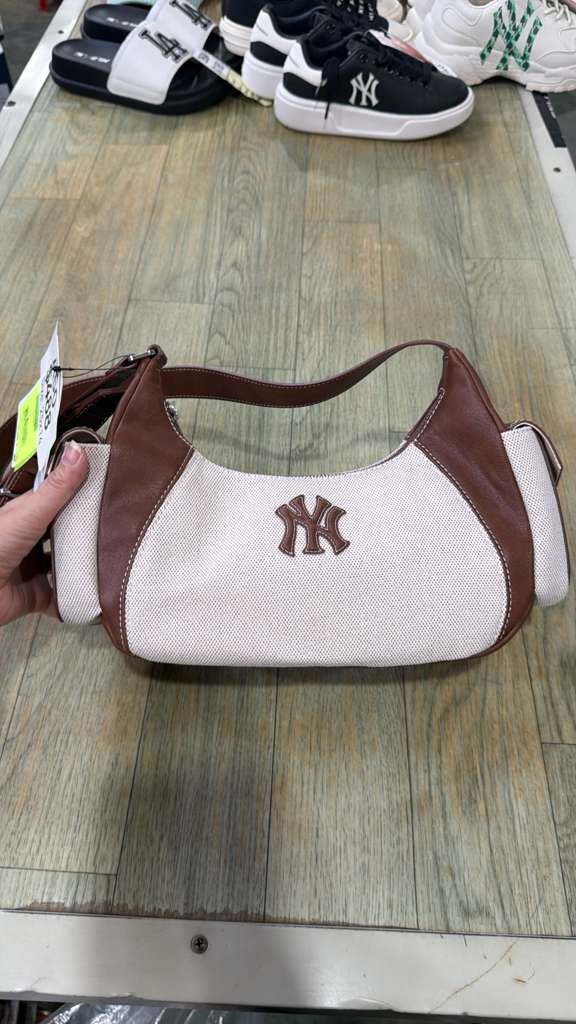 ZX050 MLB 白拼啡NY logo雙口袋半月單肩包 25x14cm