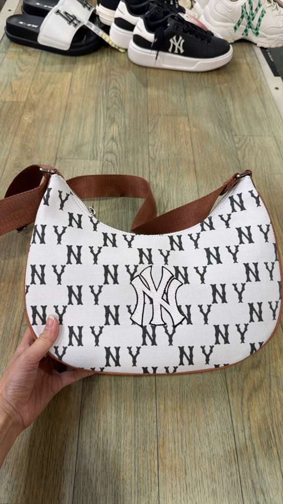 ZX057 MLB 白拼啡色滿版NY logo半月crossbody bag 29x16cm
