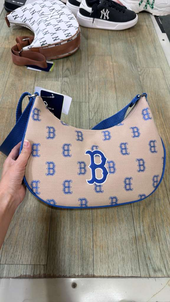 ZX058 MLB 藍拼杏色滿版B logo半月crossbody bag 29x16cm