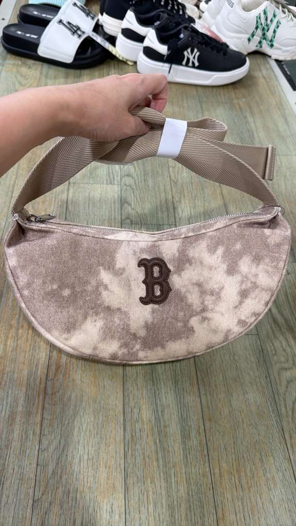 ZX059 MLB 洗水啡色B logo 半月crossbody bag 29x14cm