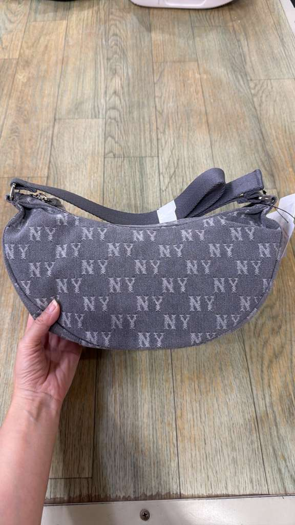 ZX060 MLB 灰藍色NY logo 半月crossbody bag 30x14cm