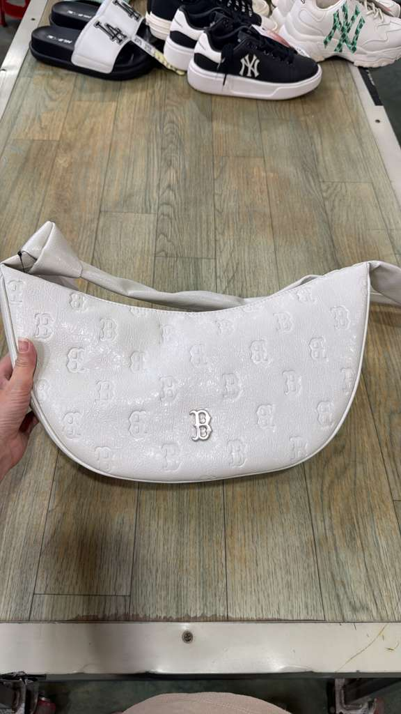 ZX061 MLB 白色壓紋B logo半月包 35x18cm