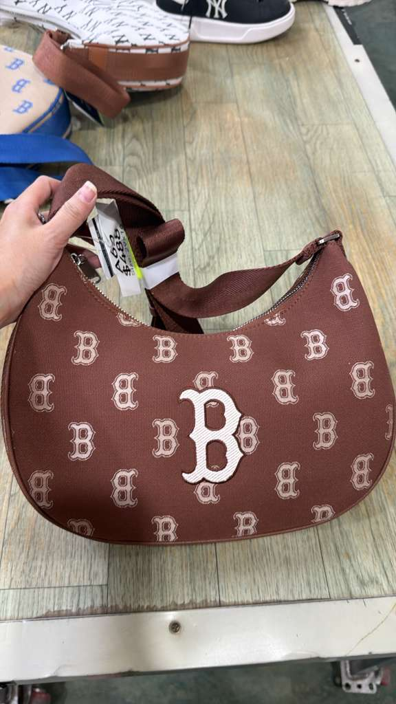 ZX062 MLB 磚紅色滿版B logo半月crossbody bag 29x16cm