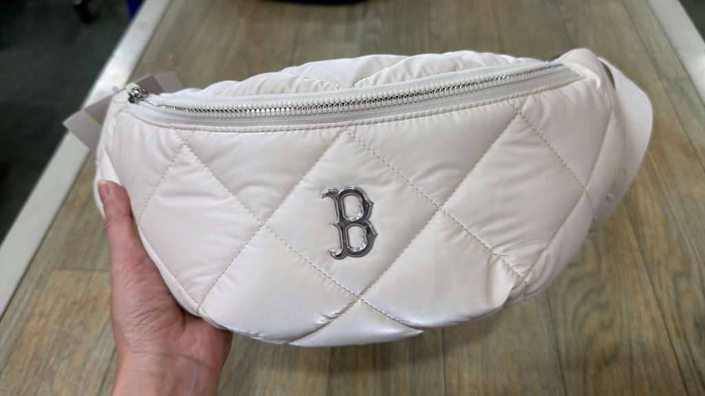 ZX065 MLB 奶白色亮面B logo菱格壓線腰包 27x14cm
