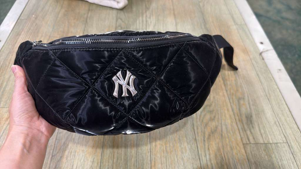 ZX066 MLB 黑色亮面NY logo菱格壓線腰包 27x14cm