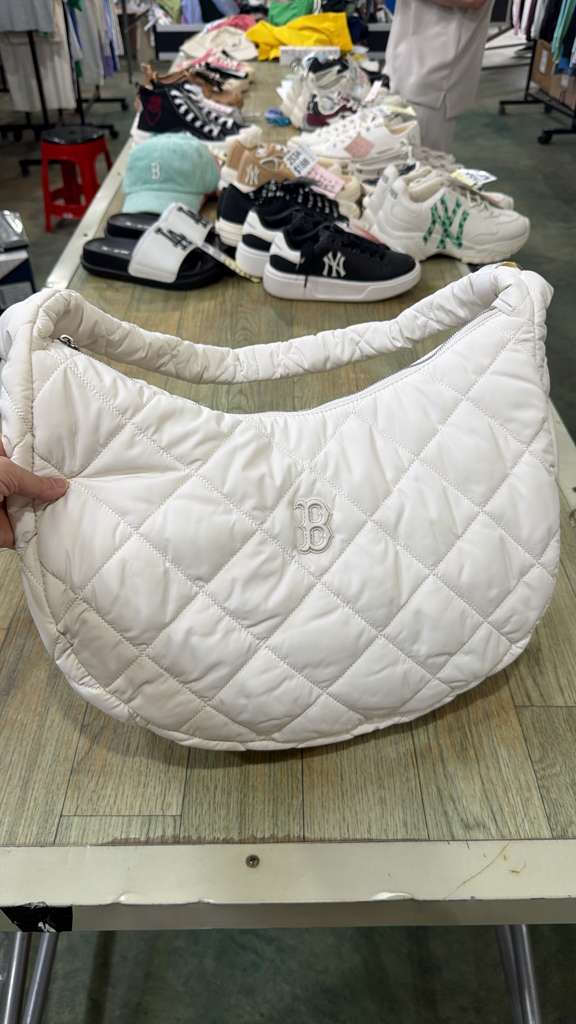 ZX067 MLB 白色菱格壓線NY logo 半月包 38x27cm