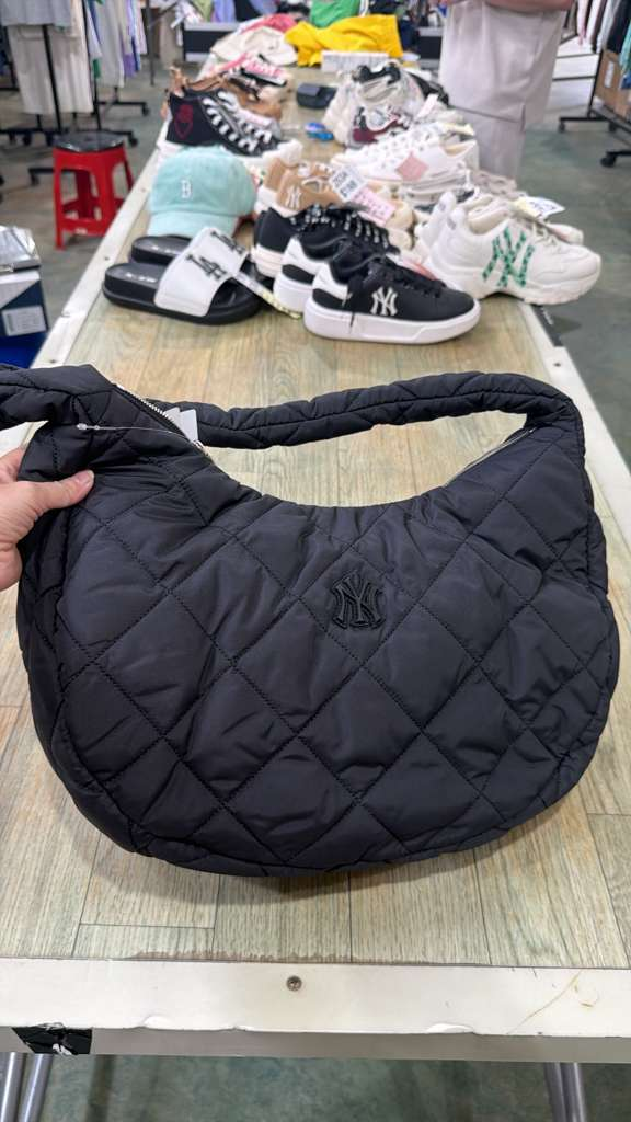 ZX068 MLB 黑色菱格壓線NY logo 半月包 38x27cm