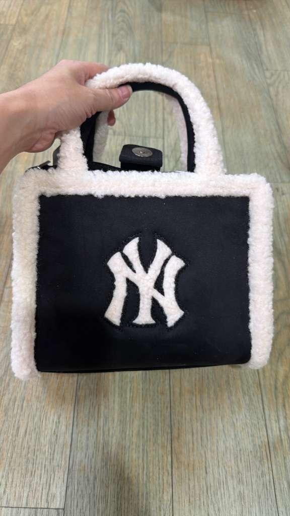 ZX261 MLB 黑色撞白色毛邊NY logo小手挽包 22x17cm