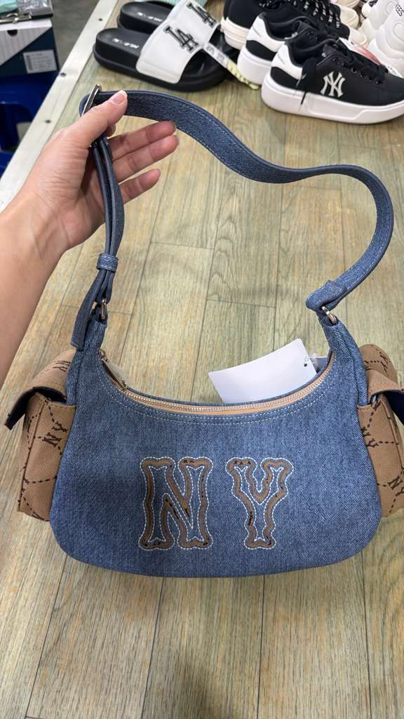 ZX047 MLB 牛仔色NY logo雙口袋半月crossbody bag 25x14cm